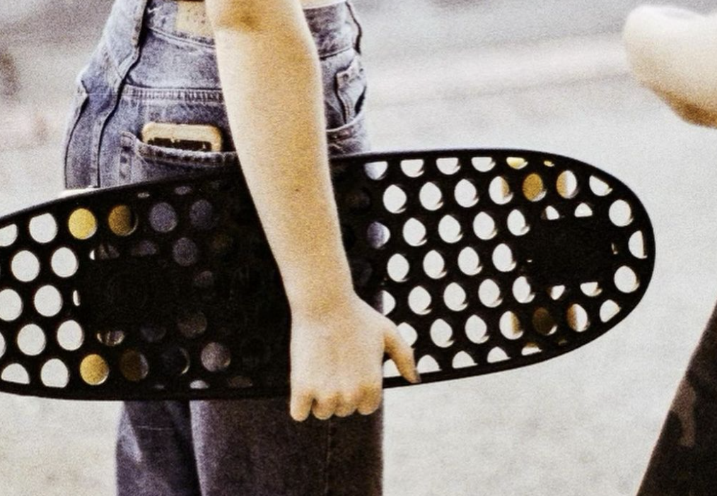 Lire la suite à propos de l’article Ce skate est fabriqué en filets de pêche recyclés