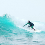 Qui est Khadija Sambe, la surfeuse sénégalaise qui fait bouger les lignes ?